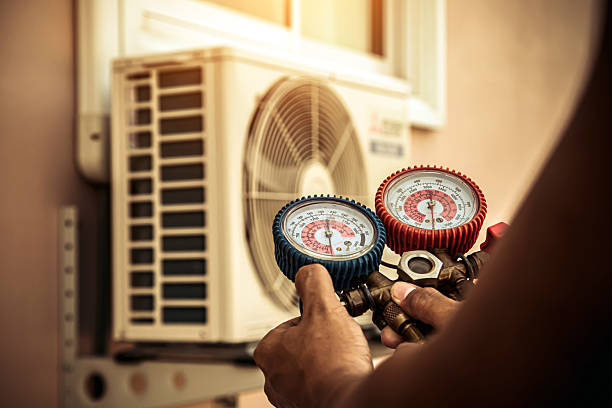Professional Hvac technician working in Troy, AL